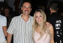 Καλομοίρα: Ποζάρει με τον σύζυγό της, Γιώργο Μπούσαλη και τα τρία παιδιά τους στη Σαντορίνη