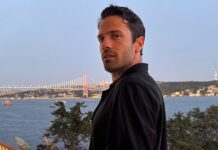 Κωνσταντίνος Αργυρός: Η σπάνια φωτογραφία με τον γιο του, Βασίλη να χτυπά την καμπάνα μιας εκκλησίας