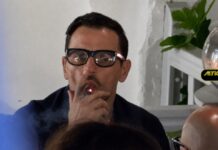 Νίκος Βέρτης: Με μαύρο στυλάτο γυαλί και πούρο στο χέρι στο «νησί των ανέμων»