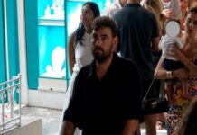 Νίκος Πολυδερόπουλος: Βραδινή βόλτα στη Μύκονο με τη σύντροφό του, Βαλασία Συμιακού και τον γιο τους