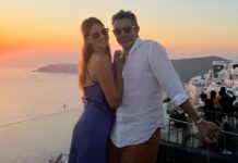 Φίλιππος Μιχόπουλος – Κωνσταντίνα Ευριπίδου: Ποζάρουν αγκαλιά με φόντο το ηλιοβασίλεμα της Σαντορίνης