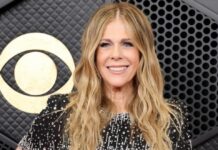 Rita Wilson: Ποζάρει τόπλες και δείχνει το τεράστιο τατουάζ που έχει στην πλάτη της