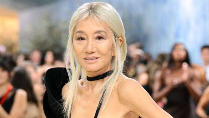 Vera-Wang-Ποζάρει-στα-77-της-χρόνια-από-το-κρεβάτι.jpg