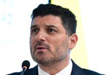 «Γαλάζια ανάπτυξη τύπου Βιολάντα»: Σφοδρή επίθεση Τεμπονέρα στην κυβέρνηση για τις καταγγελίες εργαζομένων
