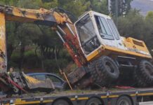 Κλειστή η Βουλιαγμένης στο Ελληνικό – Φορτηγό που μετέφερε σκαπτικό μηχάνημα χτύπησε σε γέφυρα