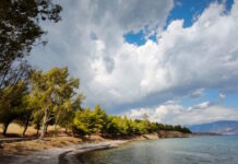 Καιρός σήμερα: Συννεφιασμένος με τοπικές βροχές και ανέμους έως 6 μποφόρ