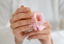 Lip oil nails: Η τάση που θα αναδείξει τα φυσικά νύχια σας