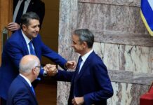 Ο Γιώργος Μυλωνάκης στη Βουλή για πρώτη φορά μετά την περιπέτεια με την υγεία του – Η θερμή χειραψία με τον Κυριάκο Μητσοτάκη