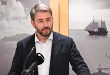 Ανδρουλάκης από Σαντορίνη: Απέναντι στα διλήμματα «Μητσοτάκης ή χάος» η απάντηση είναι πολιτική αλλαγή
