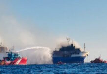 Φωτιά στο BLUE CARRIER 2: Αγώνας δρόμου για να αποτραπεί η βύθιση, σε ετοιμότητα μέσα απορρύπανσης