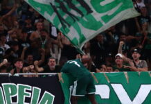 Παναθηναϊκός – ΠΑΟΚ: Ο Ανδρέας Τετέι έκανε το 3-0 και πανηγύρισε έξαλλα στην κερκίδα με τους οπαδούς του «τριφυλλιού»