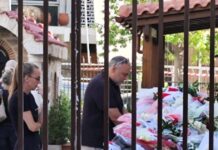 Βάσω Μαζωνάκη: Η στιγμή που διαβάζει μηνύματα του κόσμου στο λαϊκό προσκύνημα για τον Γιώργο Μαζωνάκη