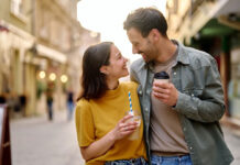 Πώς να ξαναμπείς στο dating μετά από μια αποχή;