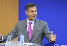 Θεοχάρης για τα «κόμματα που εκπροσωπούν τον κακομοίρη»: «Λανθασμένη φράση, δεν αναφερόμουν σε όσους διαμαρτύρονται»