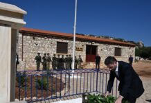 Νίκος Ανδρουλάκης: Κατέθεσε στεφάνι στο μνημείο της «Κυράς της Ρω» – «Να παραμείνουν τα νησιά μας ζωντανά χειμώνα και καλοκαίρι»