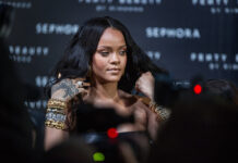 Rihanna: Φόρεσε χρωματιστό eyeliner στην Εβδομάδα Μόδας στο Παρίσι