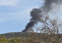 Φωτιά σε αποθήκες του Πολεμικού Ναυτικού στον Μαραθώνα – Εναέριες δυνάμεις στο σημείο