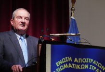 «Πονοκέφαλος» στο Μαξίμου μετά το διπλό χτύπημα Καραμανλή και Σαμαρά κατά της κυβέρνησης