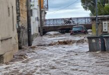 Λέσβος: Υπερχείλισε ποτάμι στην Σκάλα, αυτοκίνητο παρασύρθηκε από τα νερά – Δείτε βίντεο