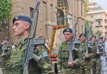 Με λαμπρότητα η λιτάνευση του Αγίου Διονυσίου στο Κολωνάκι – Εκατοντάδες πιστοί και πολιτική ηγεσία συνόδευσαν την πομπή