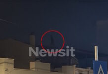 Αναστάτωση στα Σεπόλια: Άνδρας ανέβηκε στην ταράτσα και πετάει κεραμίδια στον δρόμο