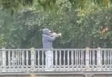 28η Οκτωβρίου: Τρομπετίστας παιανίζει τον Εθνικό Ύμνο υπό βροχή στα Τρίκαλα