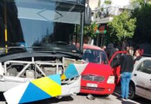 Καλλιθέα: Αυτοκίνητο παραβίασε stop και έπεσε πάνω σε λεωφορείο – Δύο τραυματίες