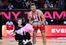 Η μικρή Αμέλια βράβευσε τον Σάσα Βεζένκοφ ως πρεσβευτή της Euroleague πριν το Ολυμπιακός – Εφές Αναντολού