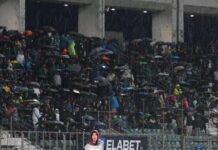 Βόλος – Παναθηναϊκός: «Τρέλα» στη βροχή από τους οπαδούς του «τριφυλλιού» στο Πανθεσσαλικό