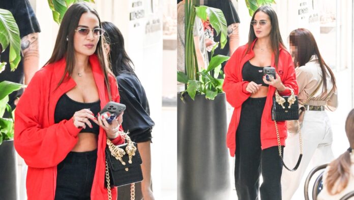 Ρία-Ελληνίδου-Με-casual-στυλ-και-τσάντα-Roberto-Cavalli-στους.jpg